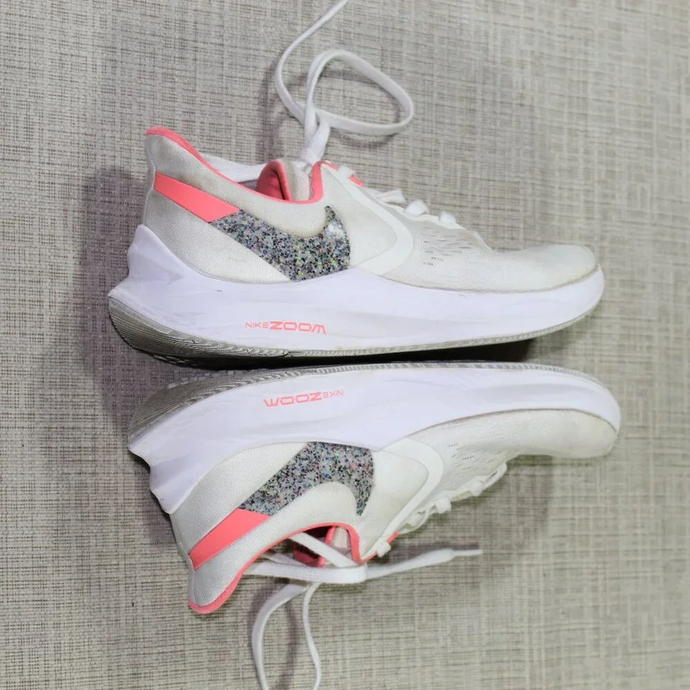 Nike Zoom Winflo 5 Size 7 White and Peach Athletic Shoes